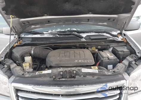 2016 Chrysler Town & Country Touring z USA, uszkodzony, nr VIN 2C4RC1BG3GR292676